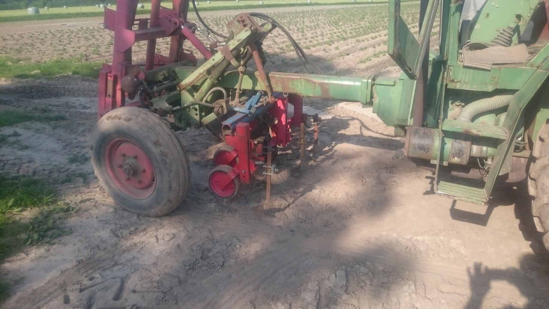 Hackmaschine am Traktor
