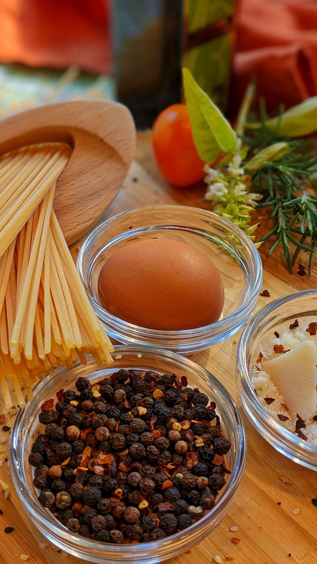 Kochzutaten Nudeln, Gewürze, Ei und Parmesan sind vorbereitet