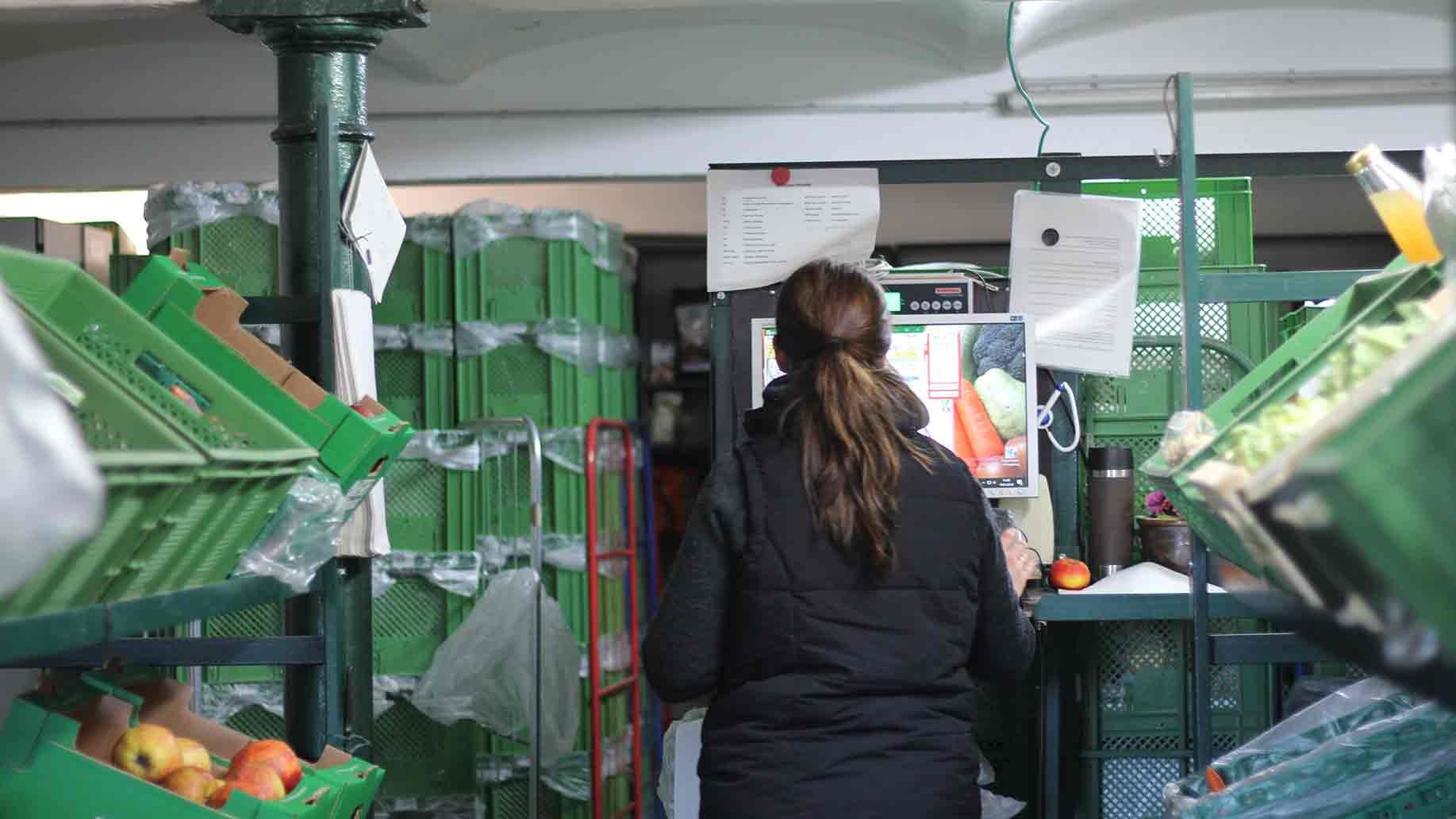 Daniela packt Biokisten | Emmerts-Biokiste